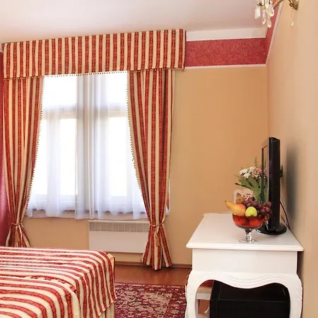 King Charles Boutique Отель